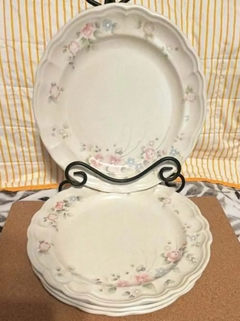Set of 4 Vintage Pfaltzgraff Tea Rose Stoneware Dinner Plates